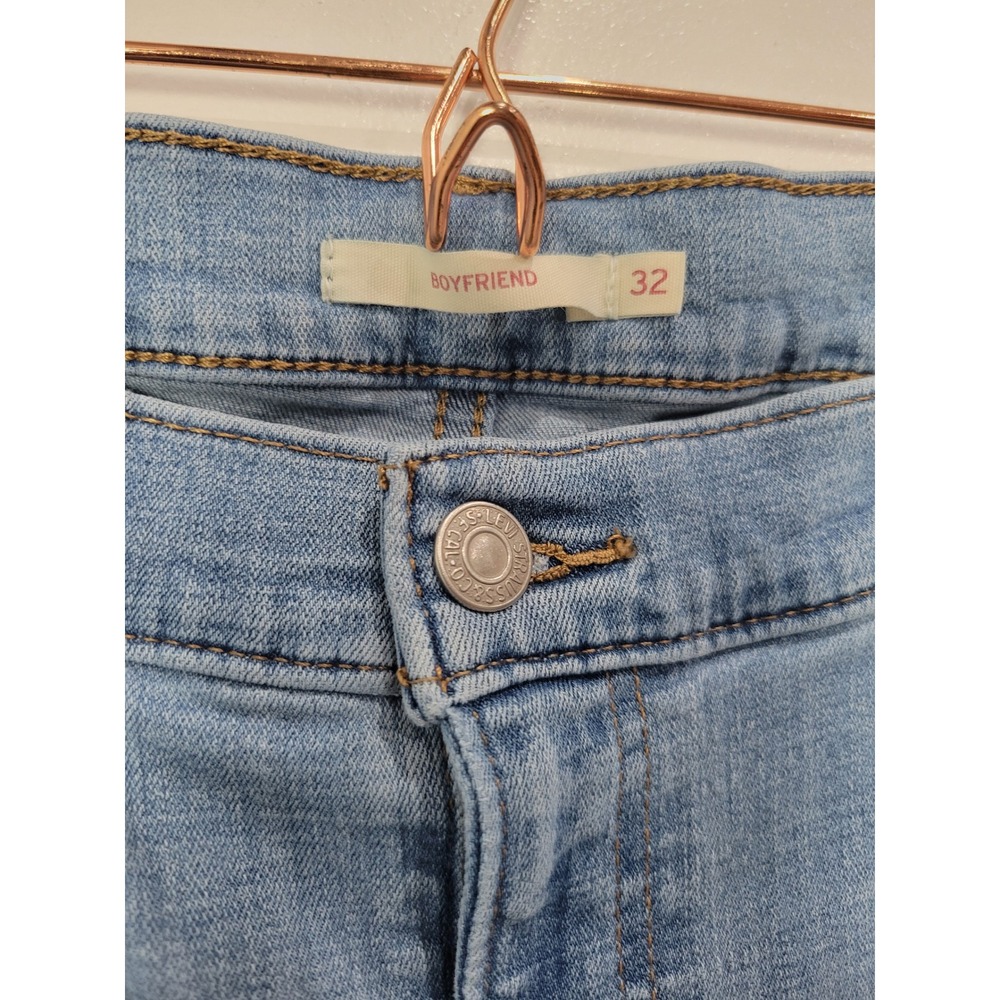 Levi's Womens Boyfriend Jeans Light Wash Blue Cropped Relaxed Fit Size 32 - Picture 3 of 6